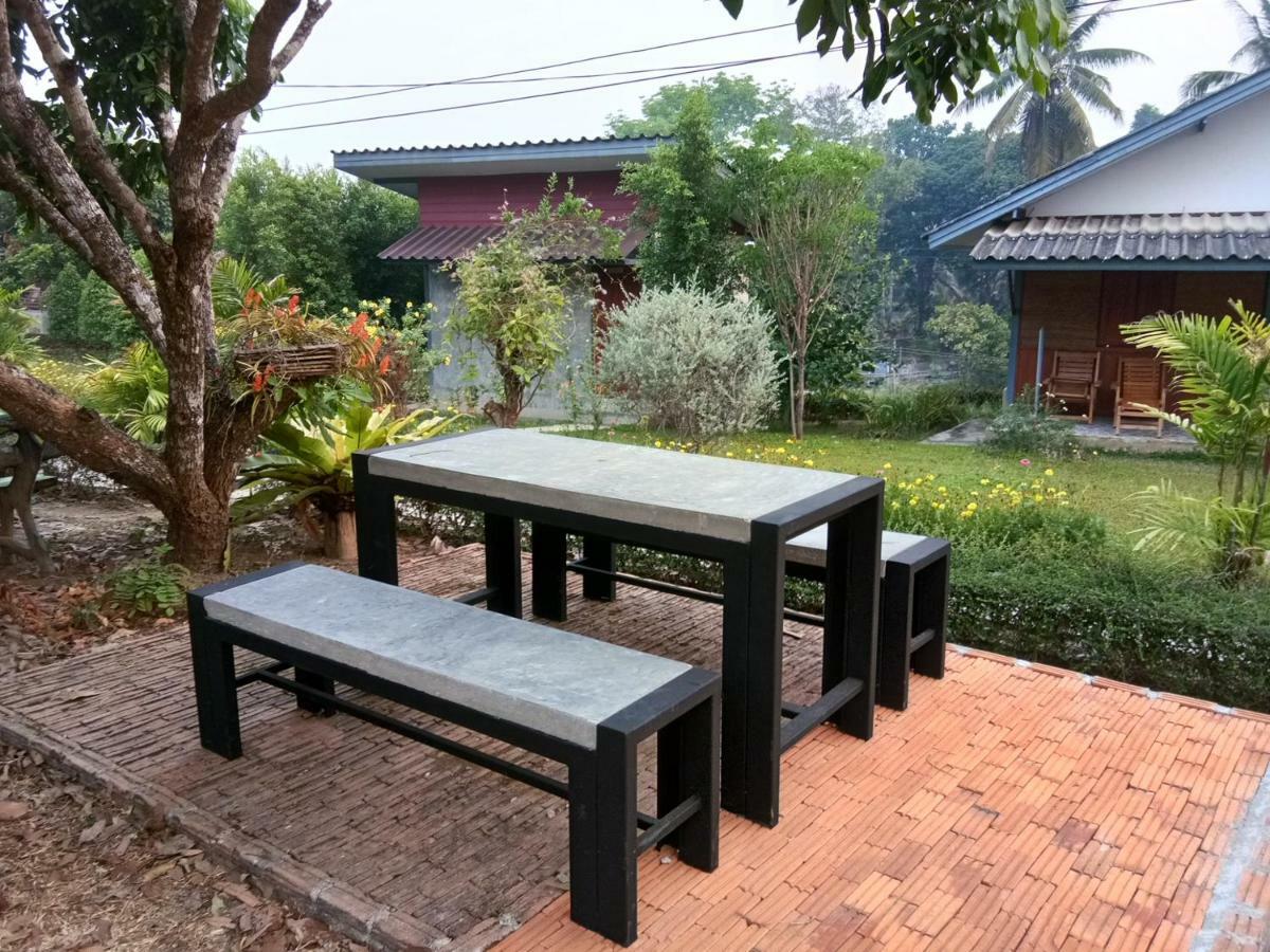 Hotel Ban Suan Sukjai Mae Sariang Exterior foto